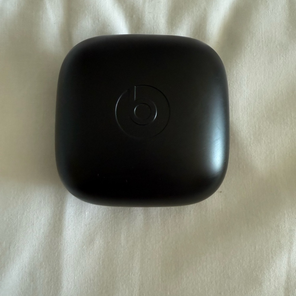 Beats Black Earbuds Charging Case